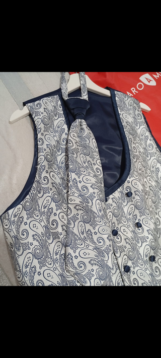 Chaleco hombre blanco/plateado-azul + corbata