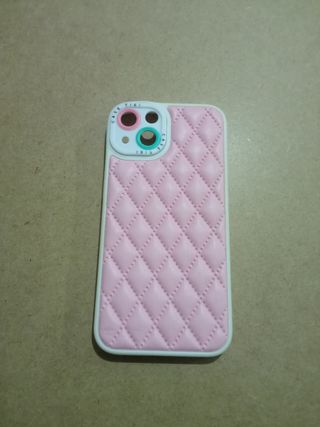 Funda iPhone 13 rosa estilo acolchado.