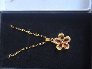 Collar de flor roja