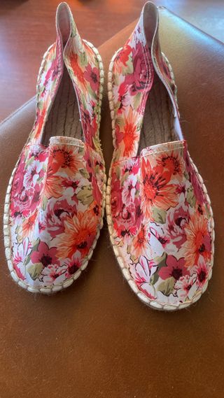 Alpargatas de diferentes colores y tallas