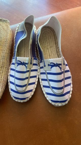 Alpargatas de diferentes colores y tallas