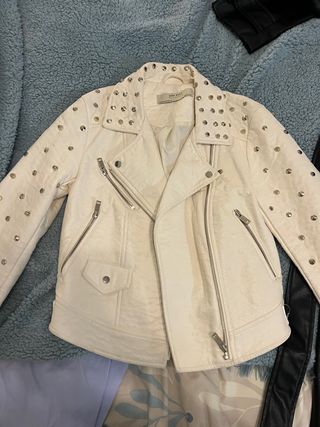 Cazadora Zara blanca con tachuelas doradas