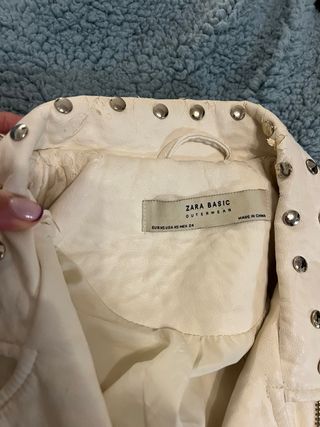 Cazadora Zara blanca con tachuelas doradas