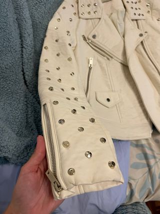 Cazadora Zara blanca con tachuelas doradas
