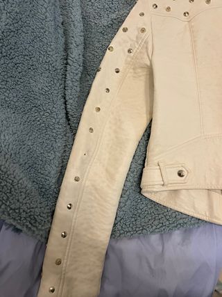 Cazadora Zara blanca con tachuelas doradas