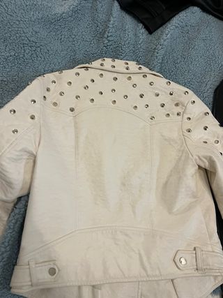 Cazadora Zara blanca con tachuelas doradas
