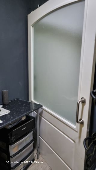 Puerta corredera blanca con cristal