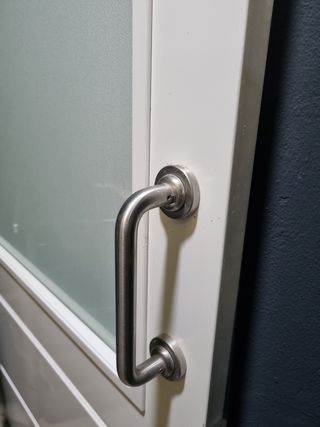 Puerta corredera blanca con cristal