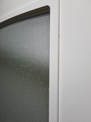 Puerta corredera blanca con cristal