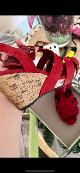 Sandalias rojas cuña