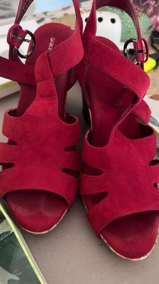 Sandalias rojas cuña