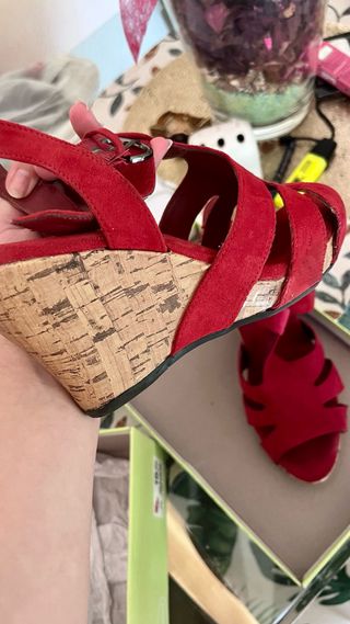 Sandalias rojas cuña