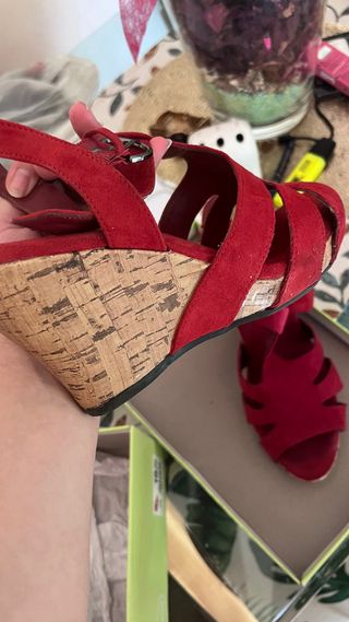 Sandalias rojas cuña