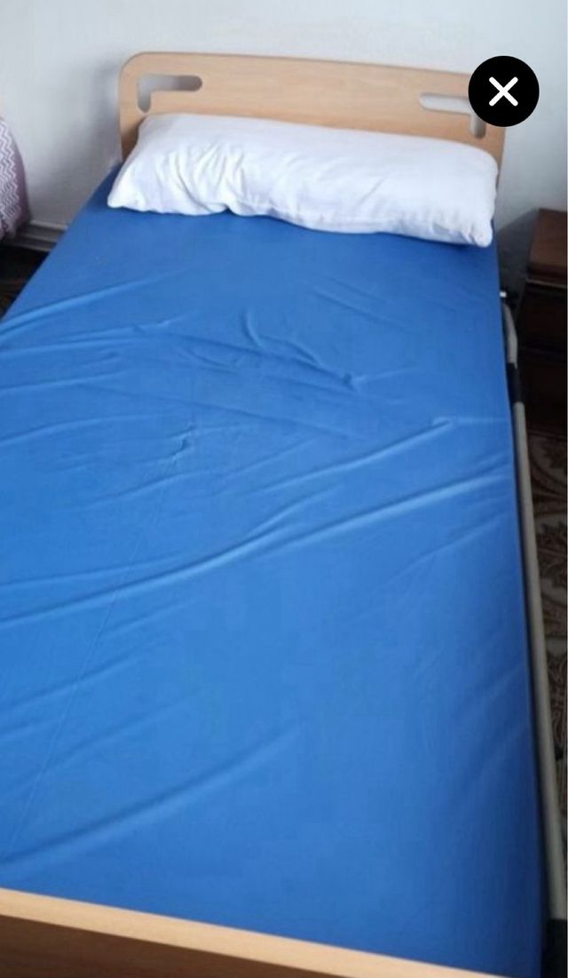 Cama Geriafy articulada eléctrica profesional.