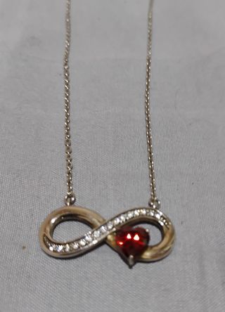 Collar Infinito Plata con Corazón Rojo