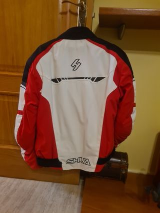 Cazadora moto SHUA roja y blanca.