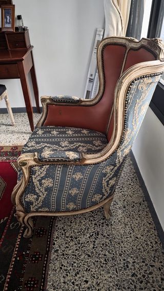 Butaca antigua de madera y cuero