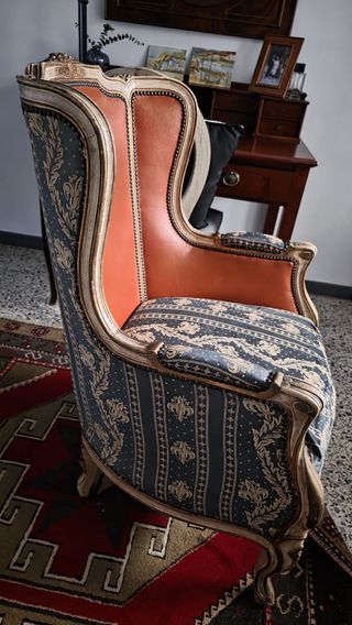 Butaca antigua de madera y cuero