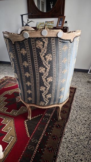 Butaca antigua de madera y cuero