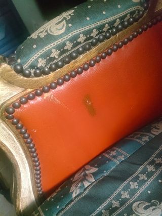 Butaca antigua de madera y cuero