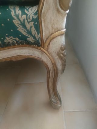 Butaca antigua de madera y cuero