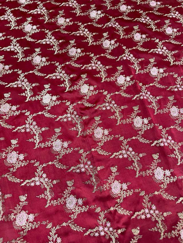 Tela Espolín: Rojo con Flores Doradas