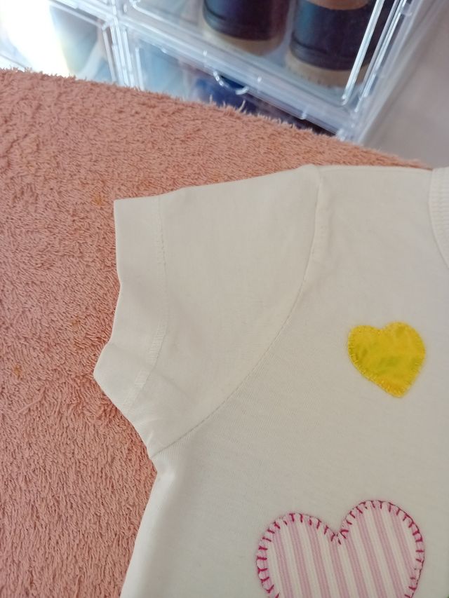 Camiseta KIABI patchwork corazones