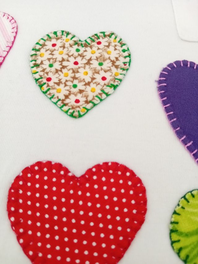 Camiseta KIABI patchwork corazones