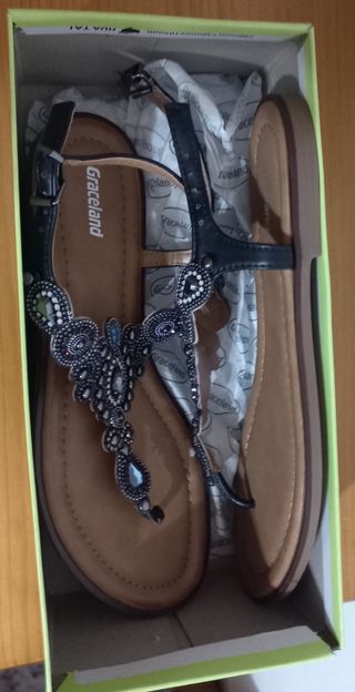 Sandalias Graceland planas, negras y marrones