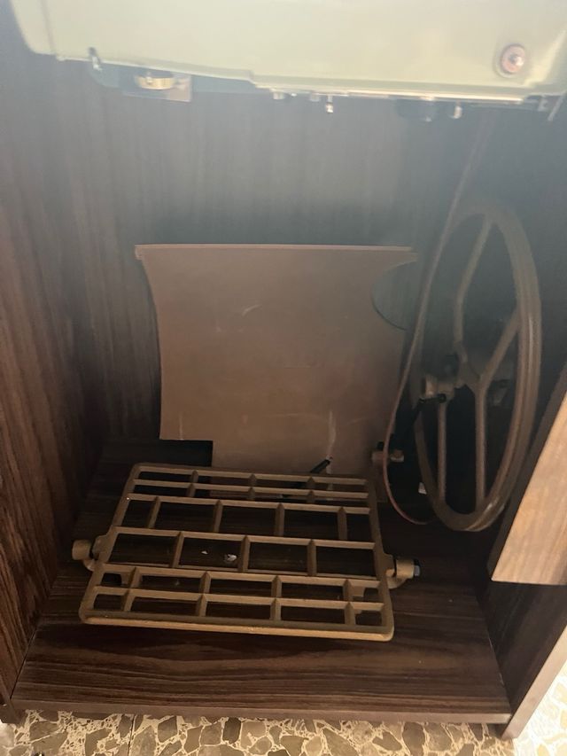 Máquina de coser Alfa | Mueble de madera