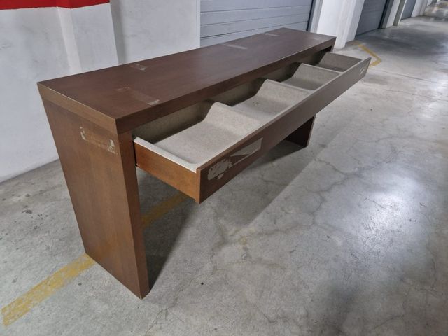 Mueble de entrada de madera marrón