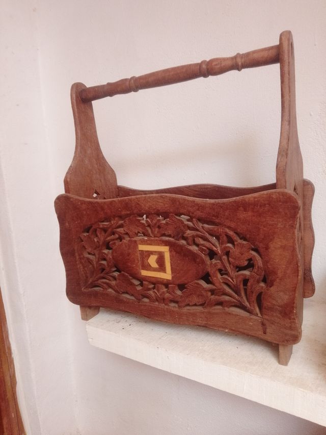 Revistero antiguo de madera