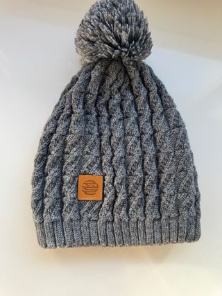 Gorro de lana gris con pompón