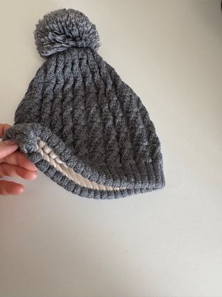 Gorro de lana gris con pompón