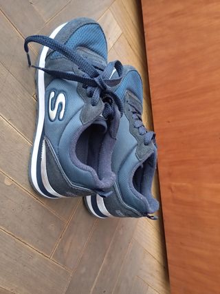Zapatillas Skechers azules con detalles plateados 
