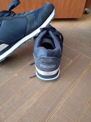 Zapatillas Skechers azules con detalles plateados 