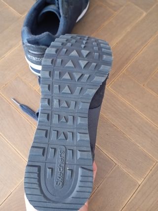 Zapatillas Skechers azules con detalles plateados 