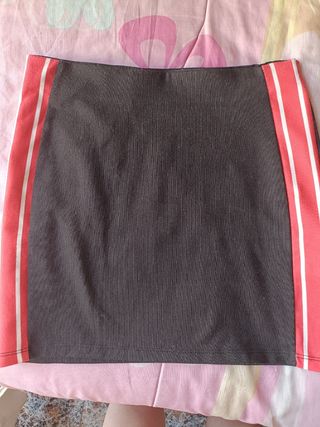 Minifalda Pull&Bear negra-roja
