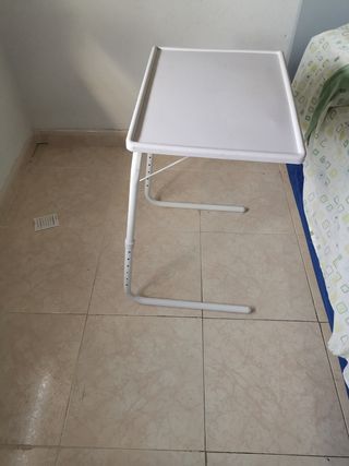 Mesa plegable blanca auxiliar