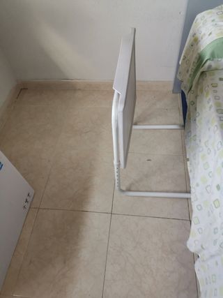 Mesa plegable blanca auxiliar
