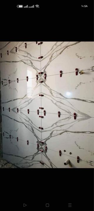 Azulejos imitación mármol y Tarima