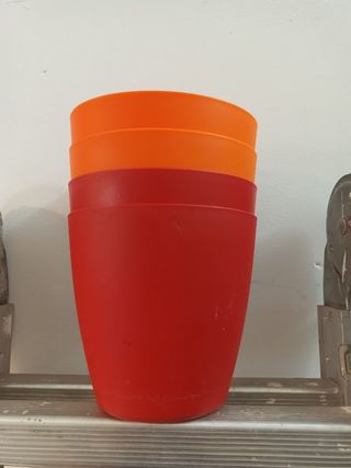 Bicchieri plastica arancioni e rossi