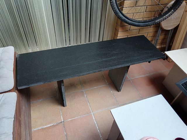 Banco de mármol negro