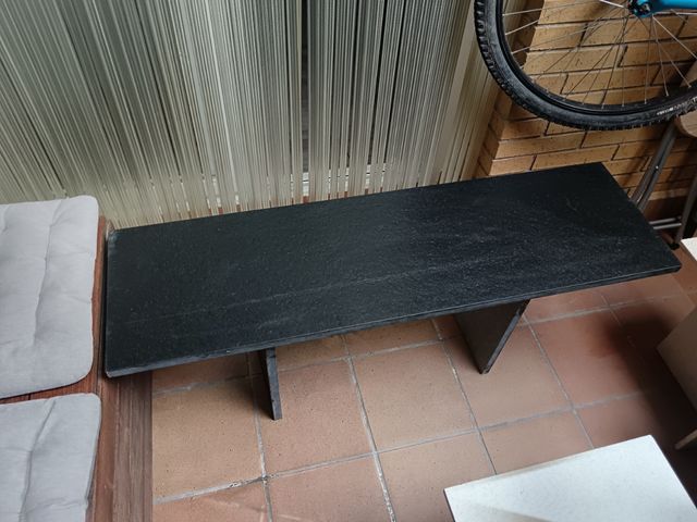 Banco de mármol negro