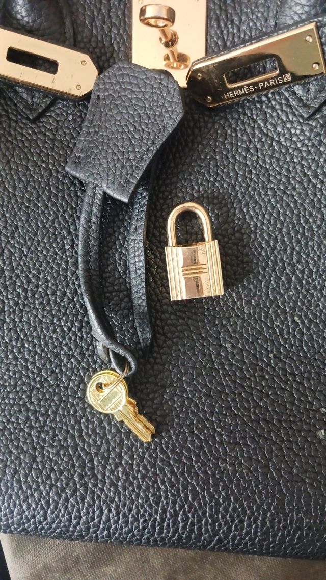 Mala preta estilo birkin em pele.  Com cadeado