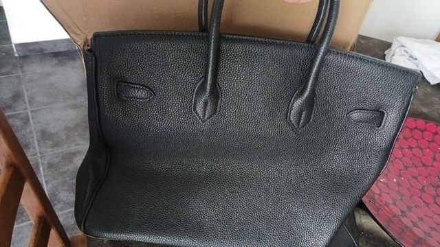 Mala preta estilo birkin em pele.  Com cadeado