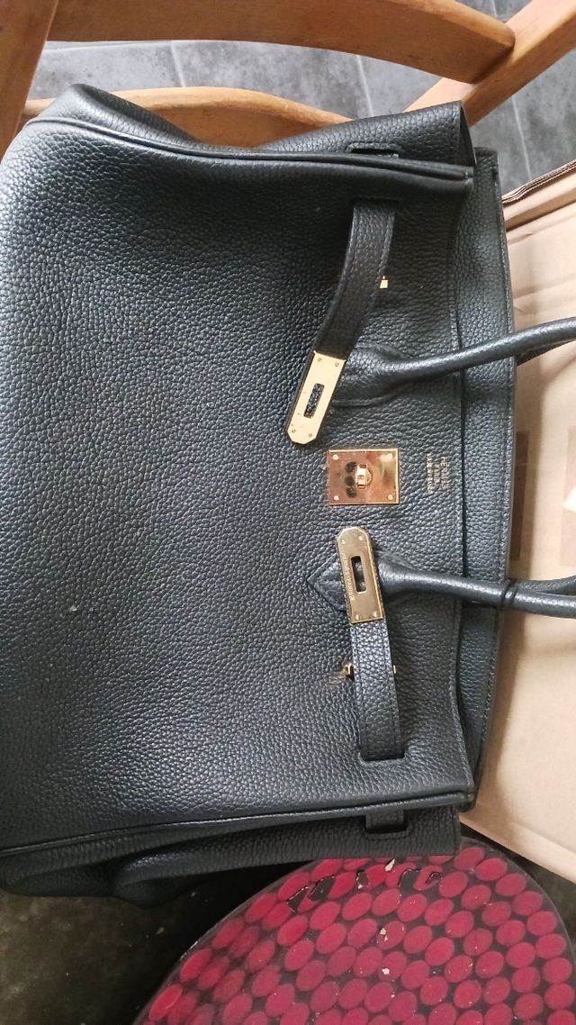 Mala preta estilo birkin em pele.  Com cadeado