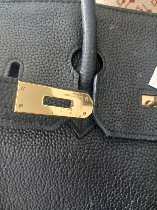 Mala preta estilo birkin em pele.  Com cadeado