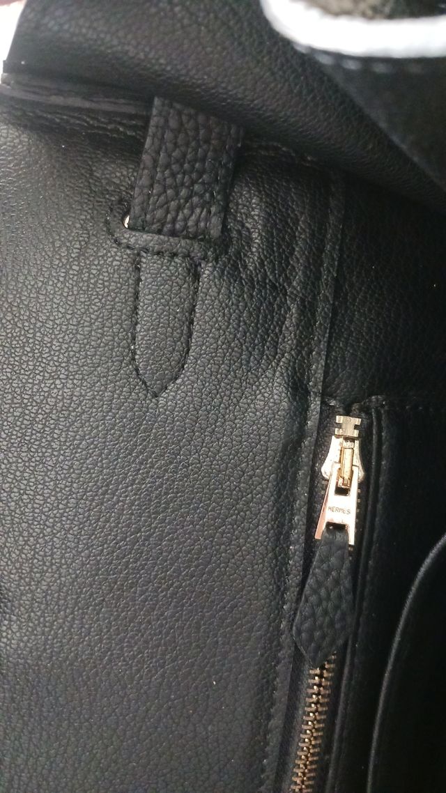 Mala preta estilo birkin em pele.  Com cadeado