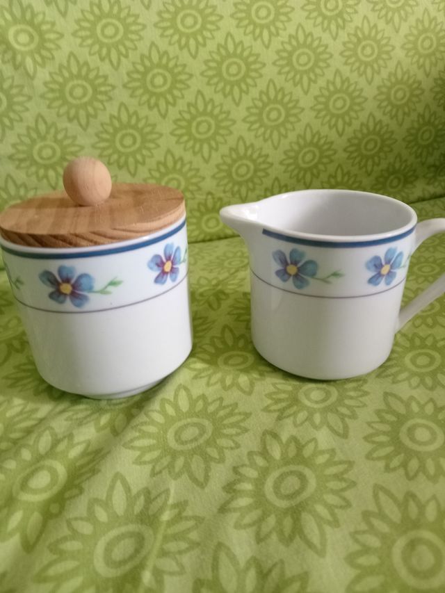 Lattiera e zuccheriera in porcellana, fiori blu